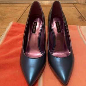 Nine West iridescent closed toe heels